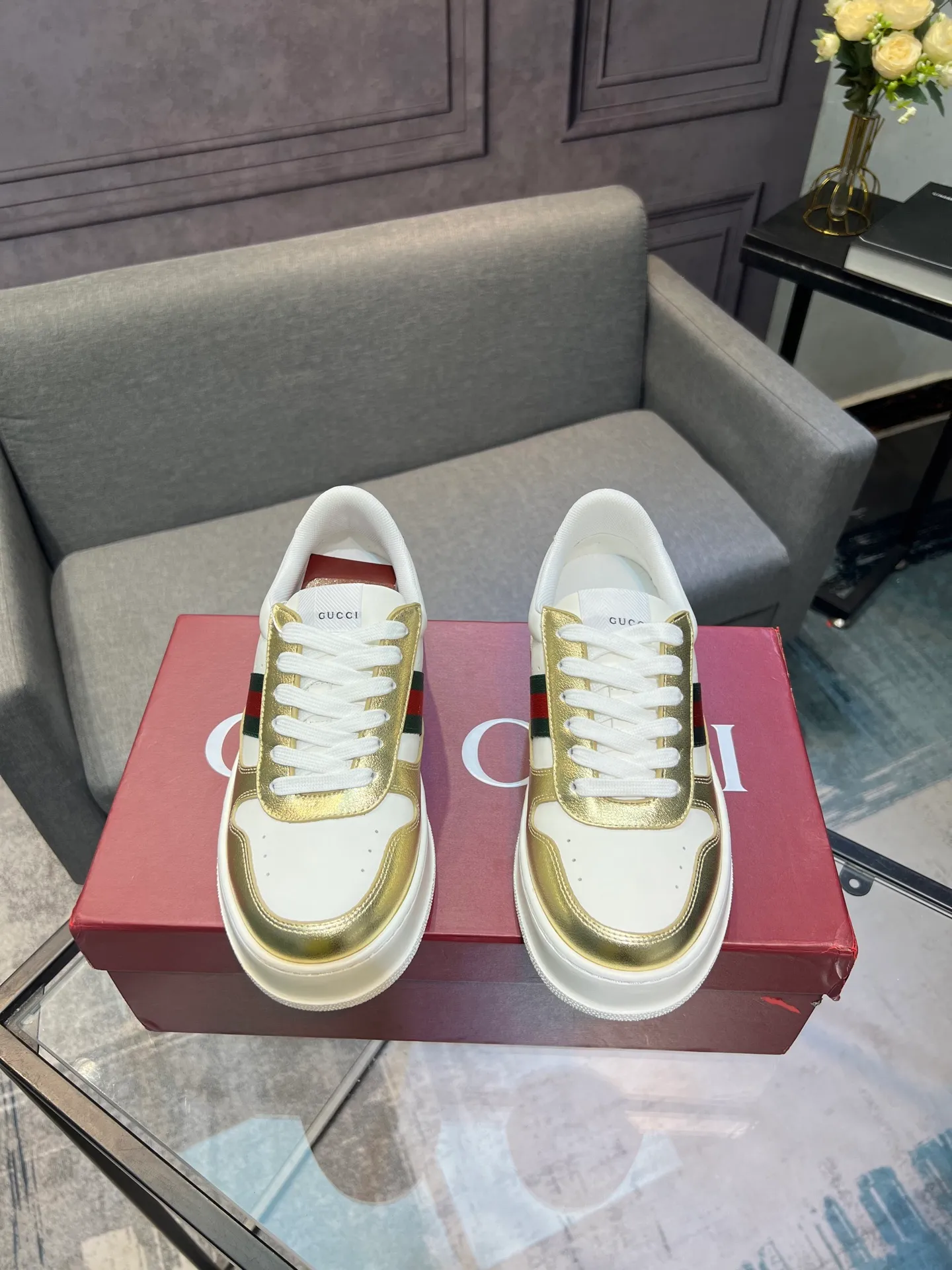 Men's men's shoes💰640 Gucci counter's latest couple's biscuit shoes‼ ️ 👑Purchasing agent level Gucci’s latest IP lightweight thick-soled white shoes can be put on your feet in seconds**4CM! ! Simple, easy to match and full of retro charm ~ the latest anti-counterfeiting cloth label on the tongue. And with electronic chip anti-counterfeiting.   The upper is made of imported environmentally friendly water-dyed calfskin, with a +1:1 fly-woven mesh surface to absorb sweat and an inner lining! Fly-knitted leather molded latex insole. Original IP lightweight outsole, one-piece injection molding, super comfortable and elastic, size: female 35−40 (female 41 customized)